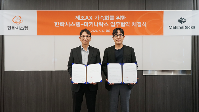 김윤수 한화시스템 밸류 크리에이션 사업부장왼쪽과 윤성호 마키나락스 대표가 27일 열린 제조AX 가속화를 위한 업무협약 체결식에서 기념촬영을 하고 있다 사진마키나락스
