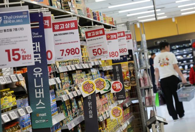 생활물가 안정될까
서울연합뉴스 김주형 기자 16일 서울의 한 대형 마트에서 시민들이 장을 보고 있다
이날 한국은행 금융통화위원회는 물가안정을 위해 기준금리를 연 250에서 275로 025포인트 인상했다
신현송 한국은행 총재는 금리 인상 기조를 언제까지 유지할 거냐는 질문에 물가 상승률이 목표 수준까지 안정적으로 수렴한다는 확신이 들 때까지 대응하겠다고 말했다 2026716
kjhpressynacokr2026-07-16 145623
저작권자 ⓒ ㈜연합뉴스 무단 전재 재배포 금지 AI 학습 및 활용 금지저작권자 ⓒ ㈜연합뉴스 무단 전재 재배포 금지 AI 학습 및 활용 금지