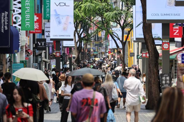 Foreign visitors plastic spending in South Korea tops 10 trillion won in H1