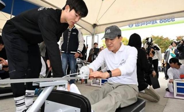 오세훈 서울시장이 지난해 10월 여의도 한강공원 이벤트 광장에서 열린 9988 서울체력장에서 체력인증을 받고 있다 사진서울시