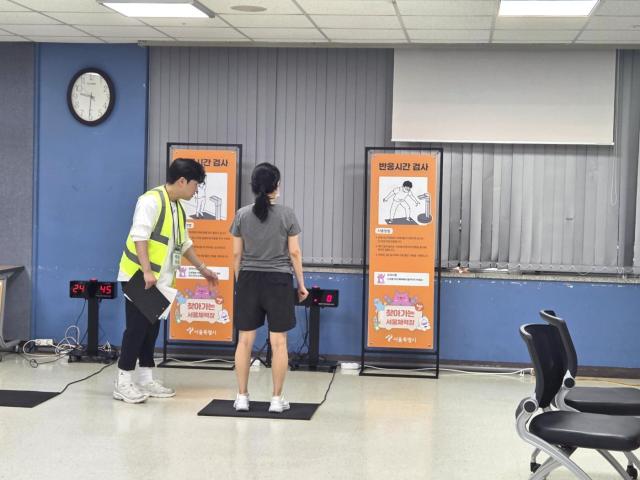 시민들이 서울체력장에서 체력 측정과 맞춤형 운동 프로그램에 참여하고 있다 사진서울시