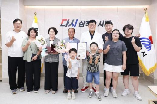 삼척시, 고 이용운 중사 유가족에 화랑무공훈장 전수…71년 만에 가족 품으로 돌아온 영웅의 훈장