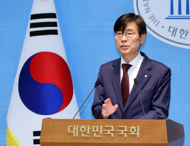 조경태 국민의힘 의원이 지난 8일 국회 소통관에서 기자회견을 열고 당의 생존과 차기 총선 승리를 위해 윤리위가 장동혁 대표에 대한 제명 및 출당 처분을 결단해줄 것을 강력히 요청한다고 밝히고 있다 사진연합뉴스