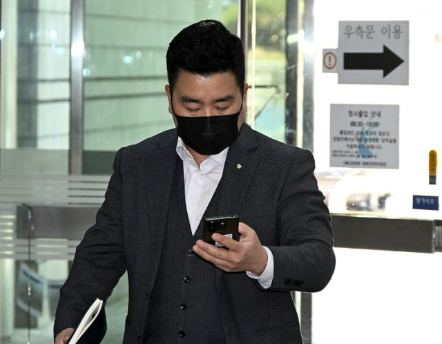 金賢泰前陸軍特殊戦司令部707特殊任務団長が4月14日、ソウル・西草区のソウル中央地裁で開かれた内乱重要任務従事に関する公判に出席している。写真=聯合ニュース共同取材団