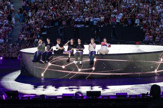 BTS gửi lời cảm ơn người hâm mộ ở cuối buổi biểu diễn
Paris  Yonhap Nhóm nhạc BTS đã trở lại sân khấu Pháp sau 7 năm Buổi hòa nhạc thu hút khoảng 92000 khán giả lập kỷ lục buổi biểu diễn có số lượng khán giả đông nhất trong lịch sử các concert của BTS Ngày 177 giờ địa phương BTS khép lại chặng lưu diễn châu Âu của album ARIRANG bằng đêm diễn tại sân vận động Stade de France ở phía bắc Paris 
Ảnh do BigHit Music cung cấp