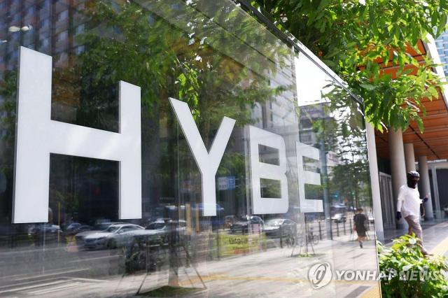 HYBE đạt kết quả kinh doanh quý cao nhất kể từ khi thành lập
Seoul  Yonhap HYBE đã công bố kết quả kinh doanh quý cao nhất trong lịch sử công ty Theo báo cáo ngày 287 lợi nhuận hoạt động hợp nhất của HYBE trong quý II năm nay đạt 1709 tỷ won tăng 1593 so với cùng kỳ năm trước Doanh thu đạt 1450 tỷ won tăng 1055 trong khi lợi nhuận ròng đạt 1098 tỷ won tăng 613 Ảnh Trụ sở HYBE tại quận Yongsan Seoul