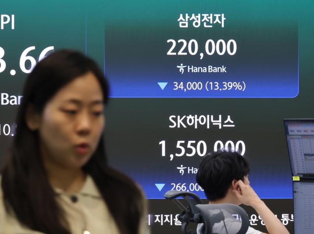 28일 서울 하나은행 본점 딜링룸에서 직원이 업무를 보고 있다 이날 코스피는 전날보다 73209포인트1084 내린 602366으로 장을 마감했고 코스닥 지수는 5901포인트772 내린 70585로 장을 종료했다 사진연합뉴스