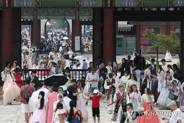 Lượng khách tham quan các cung điện tiếp tục tăng
Seoul  Yonhap Du khách trong đó có nhiều khách nước ngoài tham quan Cung Gyeongbokgung ở quận Jongno Seoul ngày 1672026