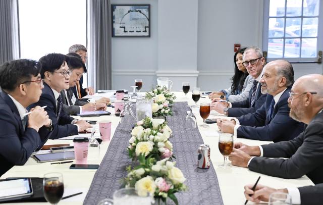 김정관 산업통상부 장관이 지난 23일현지시간 미국 워싱턴DC 메이플라워 호텔에서 하워드 러트닉 미 상무장관과 면담을 하고 있다 사진연합뉴스