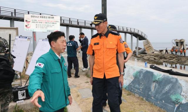 무너진 보릿돌교를 찾은 박용선 포항시장이 구조 및 안전조치 상황을 점검하고 있다 사진포항시