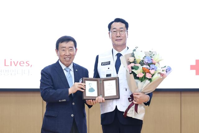 정명근 화성특례시장과 제종길 대한적십자사 경기도지사회장이 대한적십자사 화성특례시지부 창립을 기념해 위촉패를 전달받고 기념촬영을 하고 있다 사진화성시