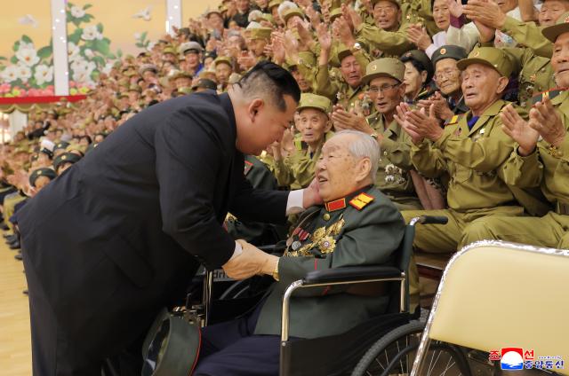 김정은 북한 국무위원장이 지난 28일 전승절로 기념하는 정전협정 체결 73주년 경축행사에 참가했던 전쟁노병 전시공로자들을 만나 격려했다고 조선중앙통신이 29일 보도했다 사진연합뉴스