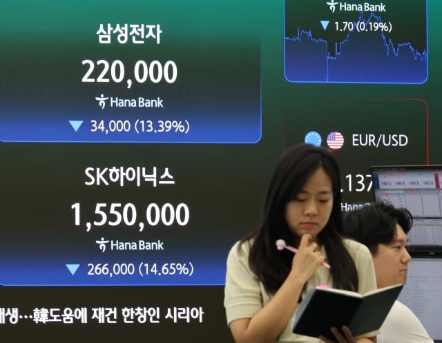 28일 서울 하나은행 본점 딜링룸에서 직원이 업무를 보고 있다 이날 코스피는 전날보다 73209포인트1084 내린 602366으로 장을 마감했고 코스닥 지수는 5901포인트772 내린 70585로 장을 종료했다 사진연합뉴스