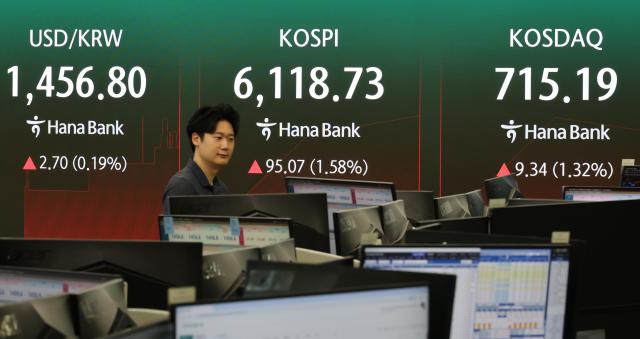 29일 오전 서울 중구 하나은행 딜링룸 모습 사진연합뉴스