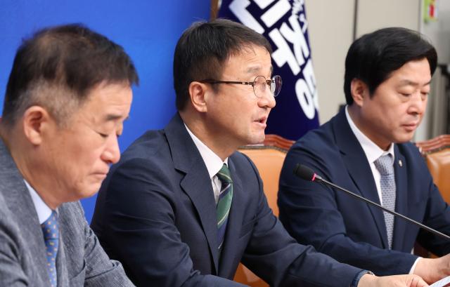 더불어민주당 한병도 당 대표 직무대행 겸 원내대표가 29일 국회에서 열린 최고위원회의에서 발언하고 있다사진연합뉴스