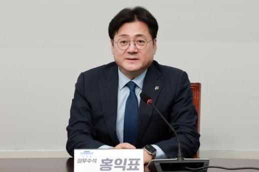 홍익표 수석 현직 대통령 연임 개헌, 현실적으로 불가능