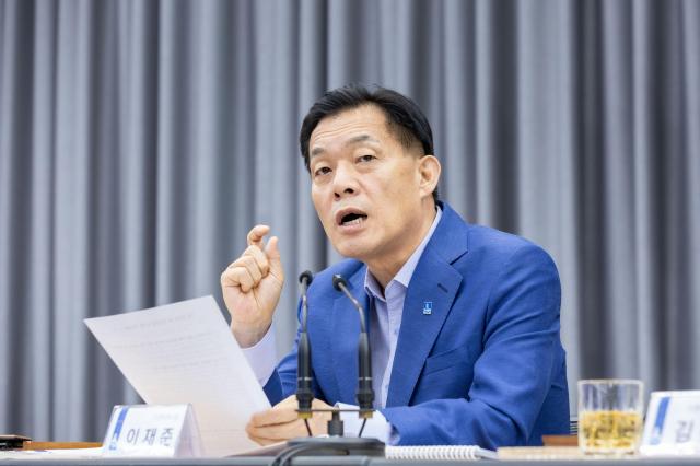이재준 시장이 보고회를 주재하고 있다사진수원시