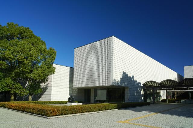 1982년 개관한 기후현립미술관岐阜県美術館외관 사진Wikipedia