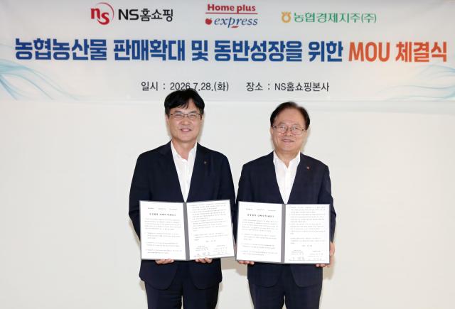 지난 28일 열린 ‘농협농산물의 판매확대 및 동반성장을 위한 업무협약식에서 오른쪽 NS홈쇼핑과 홈플러스 익스프레스의 조항목 대표이사왼쪽 농협경제지주 정승일 산지도매본부장사진NS홈쇼핑