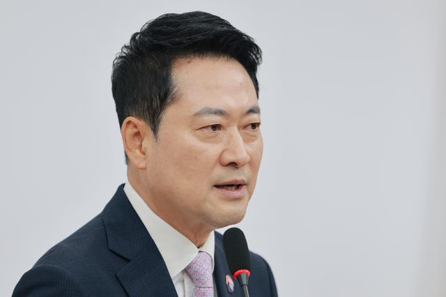 장동혁 국민의힘 대표가 29일 국회에서 전날 현직 대통령 연임 개헌은 국민 선택의 문제라고 한 조정식 국회의장의 발언 선관위 특검 등 현안과 관련해 기자회견하고 있다 사진연합뉴스