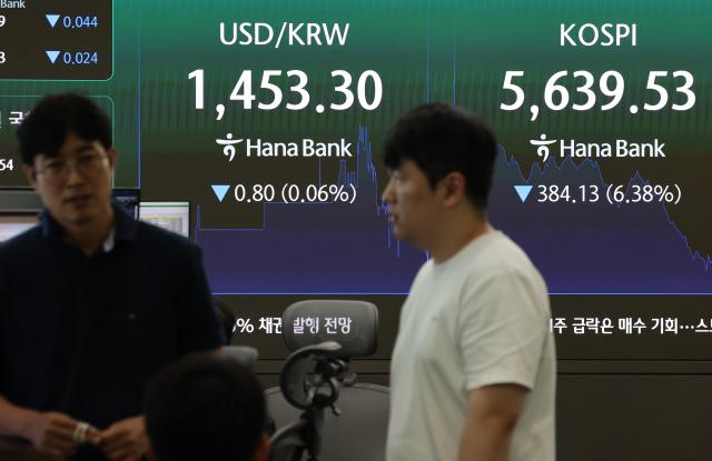 29일 서울 하나은행 본점 딜링룸에 코스피 지수가 표시되고 있다 이날 코스피는 장 초반 12대의 상승세를 보였으나 다시 하락전환해 6000선 아래로 내려왔다 사진연합뉴스