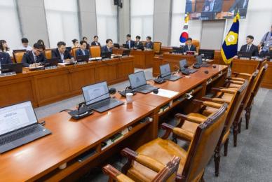 패스트트랙 심사기간 90일로 단축법, 與 주도 운영위 통과
