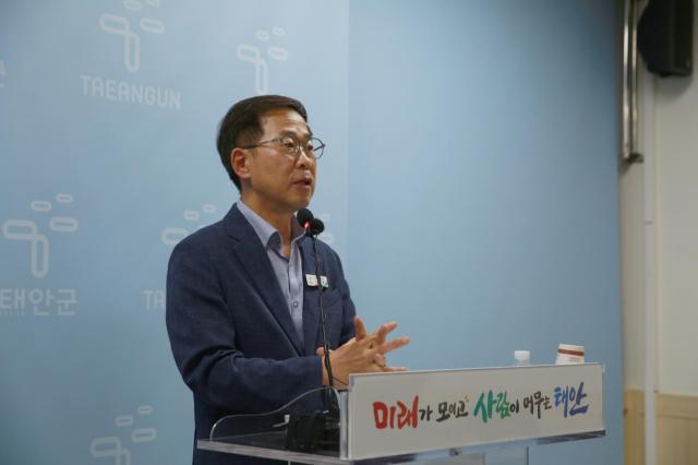 군청 브리핑룸에서 브리핑 중인 이계명 전략사업담당관사진태안군