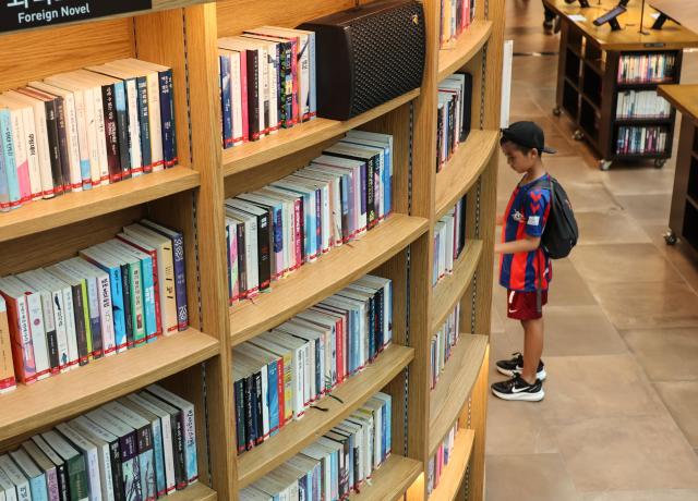 Foreign tourists read books at Starfield Library in Gangnam District southern Seoul on July 16 2026 AJP Yoo Na-hyun