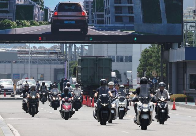 29일 울산시 북구 현대자동차 울산공장 명촌정문에서 오전조 근무자들이 부분파업으로 일찍 퇴근하고 있다 현대차 노조는 이날부터 31일까지 사흘 동안 매일 4시간 파업한다 
