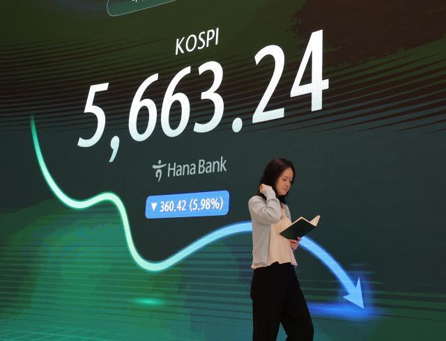 コスピ、5.98%下落した5663節で引け…SKハイニックスの過去最高益にも半導体急落