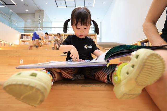 People read books to escape the heat at Songpa Book Museum in Songpa District southeastern Seoul after a heat wave advisory was issued for the capital on July 29 2026 AJP Han Jun-gu