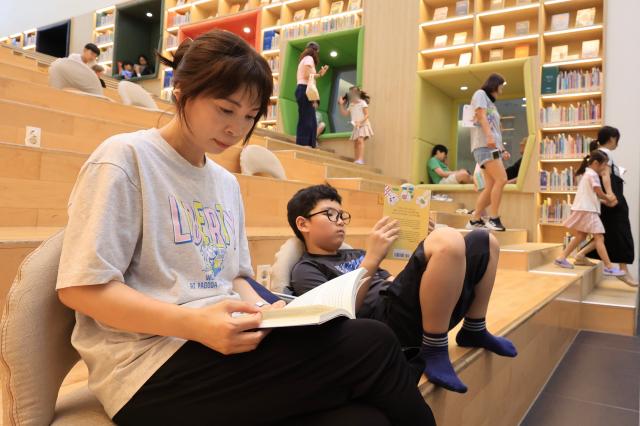 People read books to escape the heat at Songpa Book Museum in Songpa District southeastern Seoul after a heat wave advisory was issued for the capital on July 29 2026 AJP Han Jun-gu