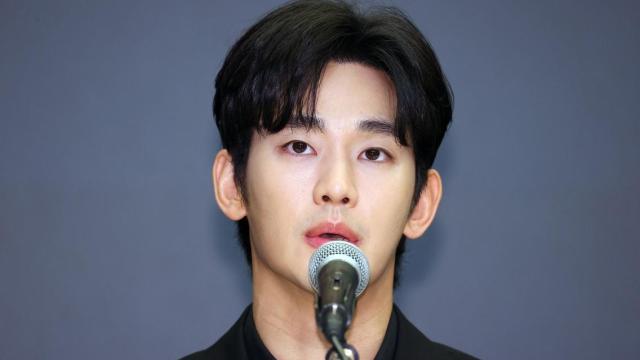 지난해 3월 31일 미성년자였던 배우 故 김새론과 교제했다는 의혹과 관련 기자회견에 나선 배우 김수현의 모습  사진연합뉴스