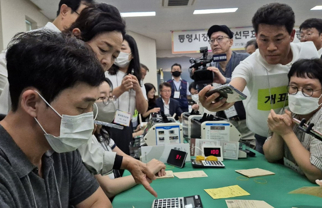 지난 27일 경남도선거관리위원회에서 6·3 지방선거에서 44표 차로 당락이 갈린 경남 통영시장 선거에 대한 재검표가 진행되고 있다 사진연합뉴스