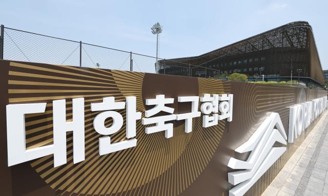 최악의 경기력으로 2026 국제축구연맹FIFA 북중미 월드컵 조별리그에서 탈락하며 32강 진출에 실패한 한국축구대표팀과 홍명보 감독 축구협회 등에 대한 비판의 목소리가 커지고 있는 29일 충남 천안 대한축구협회 모습 사진연합뉴스