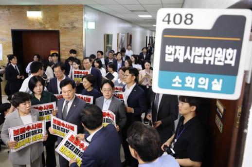 與 입법 폭주에도 野 속수무책…최소 반론권도 없어져