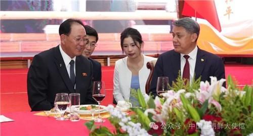 왼쪽부터 노광철 북한 국방상 왕야쥔 주북 중국대사 사진주북 중국대사관 소셜미디어