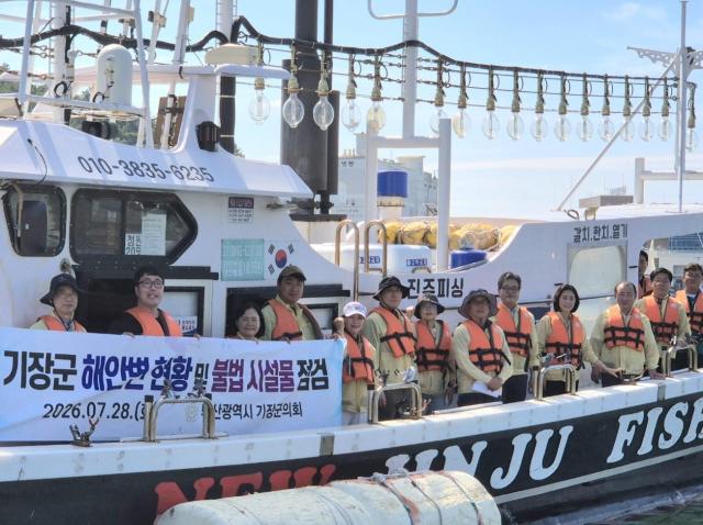 기장군과 기장군의회가 지난28일 해안변 점검과 주요 사업 확인을 위해 합동 선상 점검에 나섰다사진기장군의회