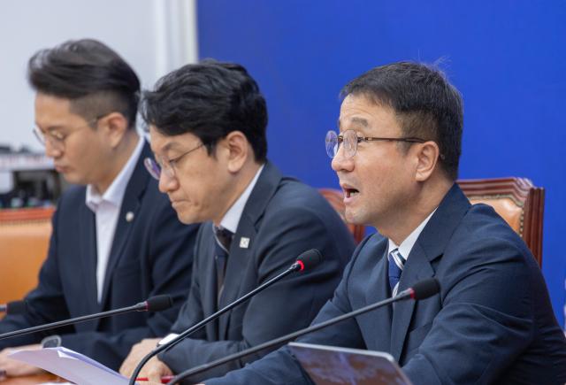 더불어민주당 한병도 당 대표 직무대행 겸 원내대표가 30일 국회에서 열린 정책조정회의에서 이날 오후 열릴 국회 본회의에서 처리할 법안들에 대해 말하고 있다사진연합뉴스