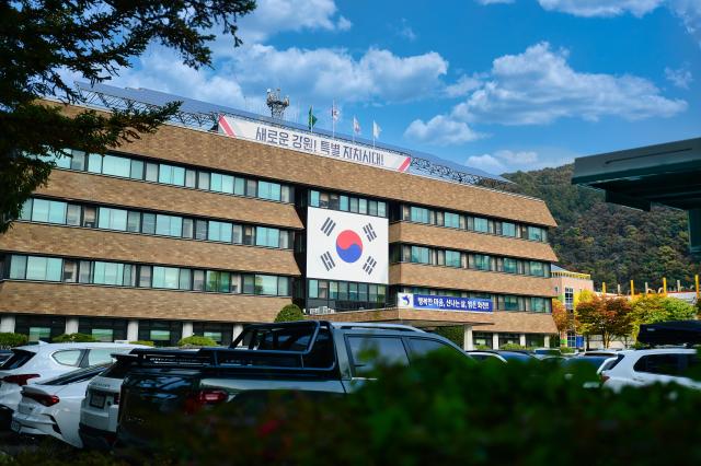 강원 화천군이 농어촌 기본소득 첫 지급을 앞두고 신청률 728를 기록한 가운데 시범사업 선정 이후 인구가 50여 일 만에 438명 증가하는 등 정책에 대한 관심이 높아지고 있다 사진은 농어촌 기본소득 지급 업무를 추진하고 있는 화천군청 전경사진화천군