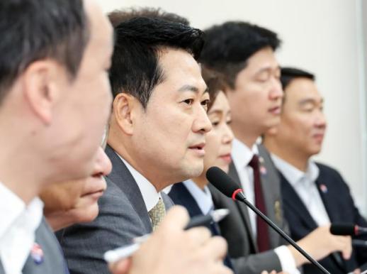 張 李 대통령 연임 없다 말 못 하면 국민은 탄핵으로 갈 것
