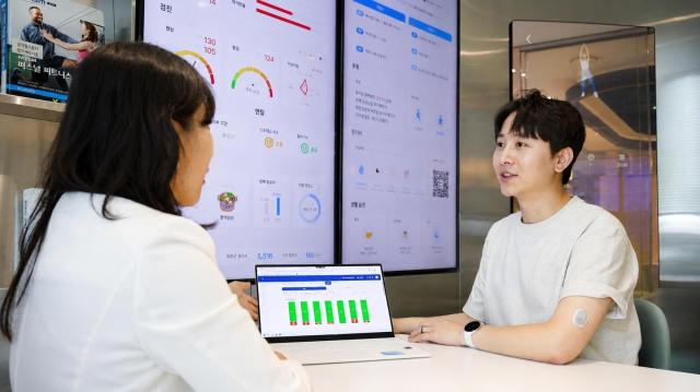 삼성웰스토리 혈당관리 프로그램 참가자가 상담을 받고 있다 사진삼성웰스토리