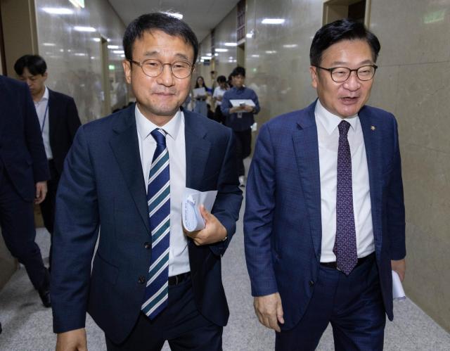 더불어민주당 한병도 원내대표왼쪽와 국민의힘 정점식 원내대표가 30일 국회 운영위원회 위원장실에서 선거관리위원회 특검법에 대한 협의를 진행한 뒤 각자 일정에 참석하기 위해 이동하고 있다 사진연합뉴스