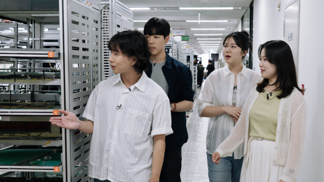 College students tour server room at SK hynix Courtesy of SK hynix