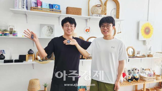 서울 은평구 홍종수씨와 홍종승씨가 직접 제작한 작품을 소개하고 있다사진태안 이로운공방