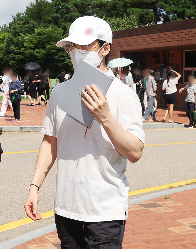  횡령·배임 혐의로 징역형이 확정된 조현범 한국앤컴퍼니 회장이 형기 종료를 한달가량 남기고 30일 경기도 화성시 만세구 마도면 화성직업훈련교도소에서 가석방으로 풀려나고 있다사진연합뉴스