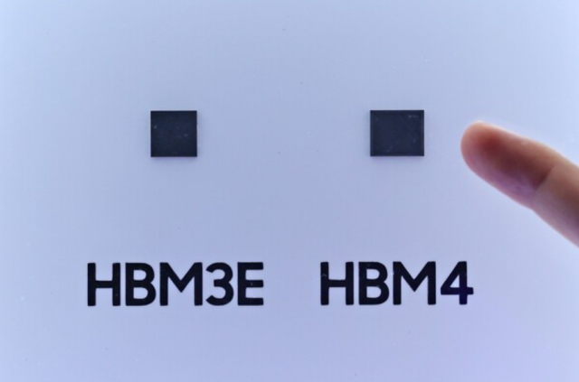 삼성전자의 HBM3E왼쪽와 HBM4 연합뉴스
