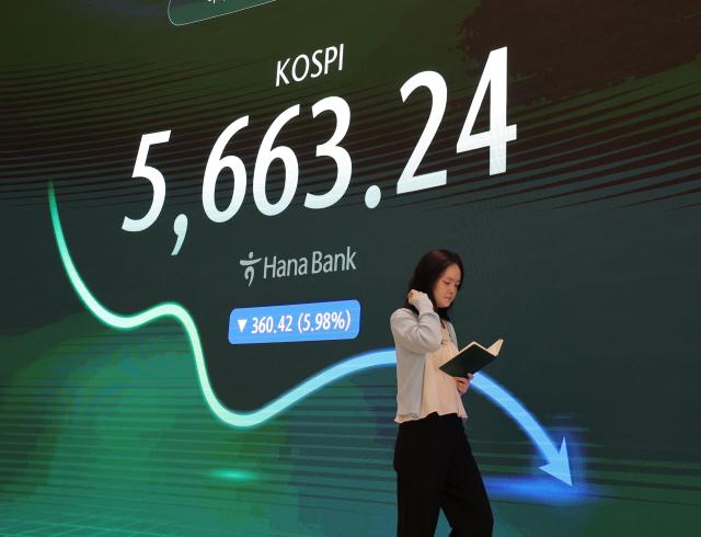 位于首尔中区的韩亚银行总行股市实时显示屏。【图片提供 韩联社】
