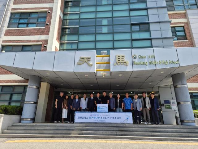 오무환 동아에코팩 대표와 임직원 경북 상주 함창중학교 및 지역 관계자들이 기념사진을 찍고 있다 사진동아에코팩