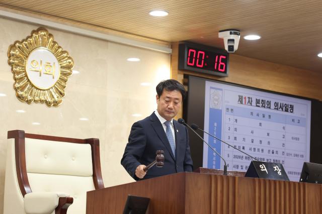 제265회 임시회 제2차 본회의에서 의사봉 타봉하는 최재영 의장 모습 사진평택시의회
